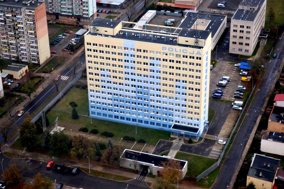 Zdjęcie pokazuje budynek Komendy Miejskiej Policji we Włocławku zrobione z samolotu.  